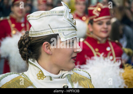 A Belgrado, in Serbia. Il 22 febbraio, 2017. Majorettes e musicisti da Herceg Novi (Montenegro) a prendere parte alla parata nel centro della città in via Knez Mihailova Street in onore della festa che celebra la fioritura della mimosa sulla costa adriatica che segna la fine dell inverno e l inizio della stagione primaverile. Credito: Bratislav Stefanovic/Alamy Live News Foto Stock