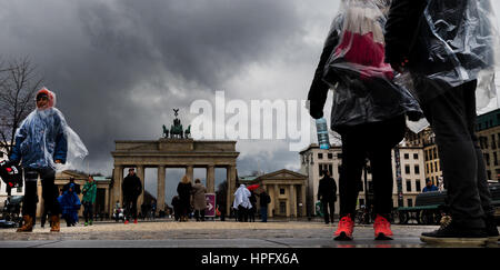 Berlino, Germania. Il 22 febbraio, 2017. I turisti in plastica con protezione dalla pioggia davanti alla Porta di Brandeburgo dopo una doccia a pioggia a Berlino, Germania, 22 febbraio 2017. Foto: Monika Skolimowska/dpa/Alamy Live News Foto Stock