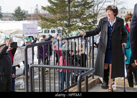 Bangor, Maine, Stati Uniti d'America. 22 feb 2017. Il senatore Susan Collins (R-Maine) volti manifestanti al di fuori degli uffici della Maine la radiodiffusione pubblica. Credito: Jennifer Booher/Alamy Live News Foto Stock