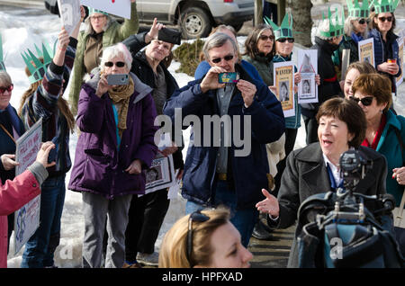 Bangor, Maine, Stati Uniti d'America. 22 feb 2017. Il senatore Susan Collins (R-Maine) volti manifestanti al di fuori degli uffici della Maine la radiodiffusione pubblica. Credito: Jennifer Booher/Alamy Live News Foto Stock