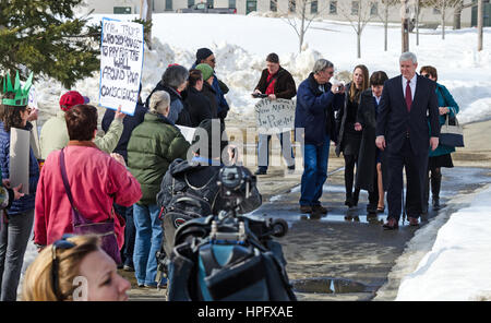 Bangor, Maine, Stati Uniti d'America. 22 feb 2017. Il senatore Susan Collins (R-Maine) volti manifestanti al di fuori degli uffici della Maine la radiodiffusione pubblica. Credito: Jennifer Booher/Alamy Live News Foto Stock