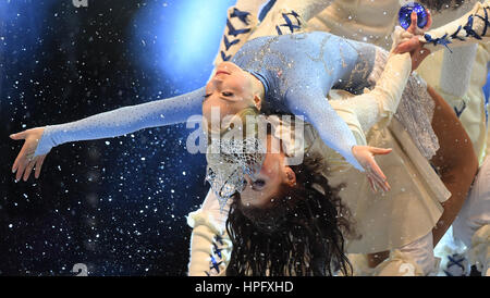 Lahti, Finlandia. Il 22 febbraio, 2017. Famosa figura finlandese skater Kiira Korpi (M) le danze durante la cerimonia di apertura del Campionato Mondiale di Sci Nordico a Lahti, in Finlandia, 22 febbraio 2017. Foto: Hendrik Schmidt/dpa-Zentralbild/dpa/Alamy Live News Foto Stock