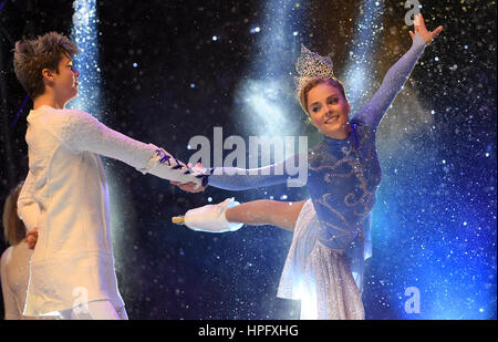 Lahti, Finlandia. Il 22 febbraio, 2017. Famosa figura finlandese skater Kiira Korpi (M) le danze durante la cerimonia di apertura del Campionato Mondiale di Sci Nordico a Lahti, in Finlandia, 22 febbraio 2017. Foto: Hendrik Schmidt/dpa-Zentralbild/dpa/Alamy Live News Foto Stock