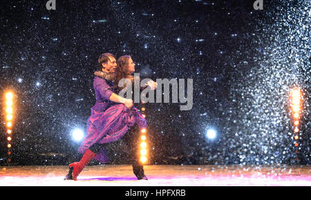 Lahti, Finlandia. Il 22 febbraio, 2017. Una coppia di danze il Tango sul palcoscenico in fiocchi di neve durante la cerimonia di apertura di sci nordico ai Campionati Mondiali di Lahti, Finlandia, 22 febbraio 2017. Foto: Karl-Josef Hildenbrand/dpa/Alamy Live News Foto Stock