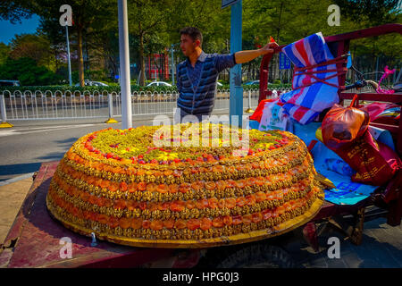Shenzhen, Cina - 29 January, 2017: Street fornitore tradizionale di vendita arabo turrones, dolce miscela di frutta secca e vari dadi. Foto Stock