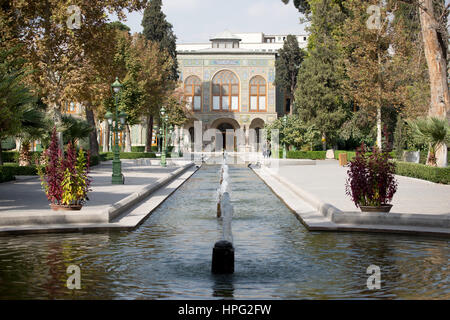 Fontane di fronte salam (reception) hall (talari-e salam) in golestan palace, Teheran, Iran Foto Stock