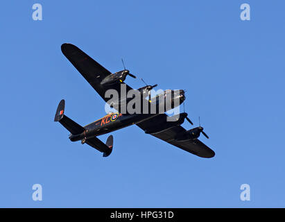 DARTMOUTH, Regno Unito - 31 agosto: bombardiere Lancaster PA474 battenti presso il Dartmouth Airshow di regata come parte del Battle of Britain Memorial Flight Foto Stock