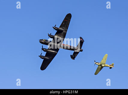 DARTMOUTH, Regno Unito - 31 agosto: bombardiere Lancaster PA474 andHawker uragano Fighter Escort battenti presso il Dartmouth Airshow di regata come parte di th Foto Stock