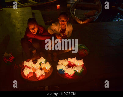 Le ragazze di vendita lanterne a candela per la luna piena festival nella città vecchia di Hoi An, Vietnam Foto Stock