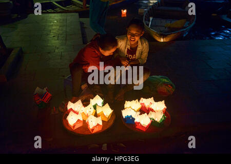 Le ragazze di vendita lanterne a candela per la luna piena festival nella città vecchia di Hoi An, Vietnam Foto Stock