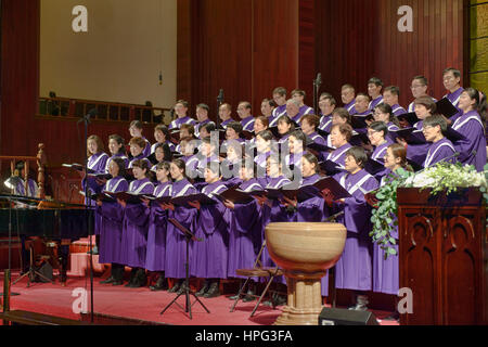 Coro di eseguire alla Messa di Natale nella Torre Campanaria Chiesa, Hangzhou, Cina Foto Stock