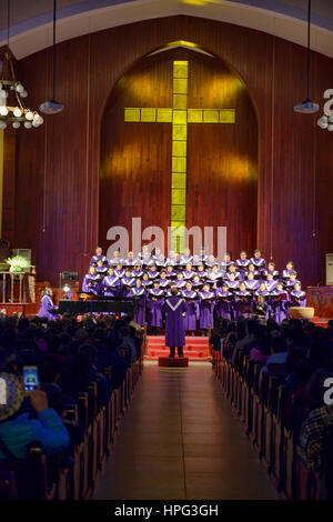 Coro di eseguire alla Messa di Natale nella Torre Campanaria Chiesa, Hangzhou, Cina Foto Stock