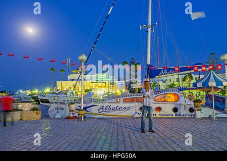 EL Kantaoui, TUNISIA - Agosto 28, 2015: la romantica escursioni dal porto turistico lungo la costa sono meta di attrazione turistica e il modo migliore per spendere Foto Stock