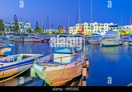 EL Kantaoui, TUNISIA - Agosto 28, 2015: i bianchi edifici del porto dietro le barche e yacht, il 28 agosto a El Kantaoui. Foto Stock