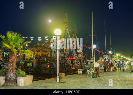EL Kantaoui, TUNISIA - Agosto 28, 2015: la replica del borgo medievale di galeone pirata attrae i turisti per rendere il viaggio sotto la luna, il 28 agosto in Foto Stock