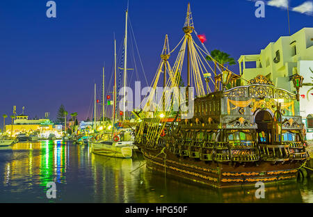 EL Kantaoui, TUNISIA - Agosto 28, 2015: la replica del legno medievale galeone pirata, decorata con motivi scolpiti, attende i turisti nel porto, su un Foto Stock