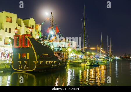 EL Kantaoui, TUNISIA - Agosto 28, 2015: l'illuminato lungomare del resort è la meta turistica molto spazio con belle vedute su barche nel porto, o Foto Stock