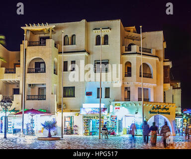 EL Kantaoui, TUNISIA - Agosto 28, 2015: la luminosa vetrine di bancarelle del mercato presso la strada turistica della località attrae persone a visitare ogni e ch Foto Stock