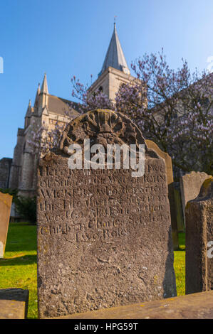 Lapide nei terreni della Cattedrale di Rochester, Kent. In una giornata di sole Foto Stock