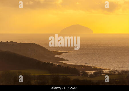 Ailsa Craig nel Firth of Clyde dall'Ayrshire costa a Dunure. Foto Stock