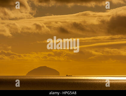 Ailsa Craig nel Firth of Clyde dall'Ayrshire costa a Dunure. Foto Stock