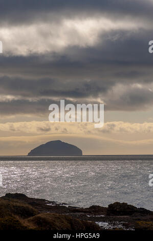 Ailsa Craig nel Firth of Clyde dall'Ayrshire costa a Dunure. Foto Stock