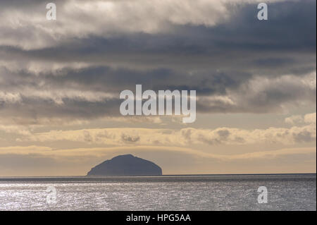 Ailsa Craig nel Firth of Clyde dall'Ayrshire costa a Dunure. Foto Stock