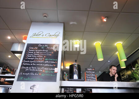 Ristorante contatore a Les Halles de Lyon Foto Stock