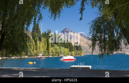 Queenstown, Otago, Nuova Zelanda. Vista dalla riva attraverso Queenstown Bay, il lago Wakatipu, Walter picco in background. Foto Stock