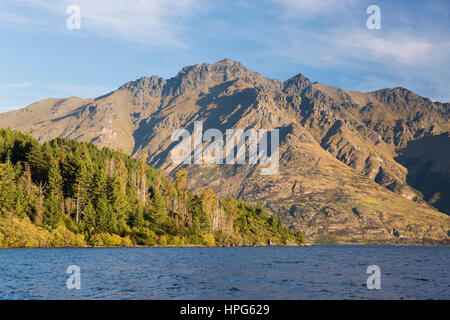 Queenstown, Otago, Nuova Zelanda. Vista sul lago Wakatipu di Cecil picco, serata. Foto Stock