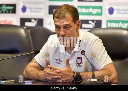 Slaven Bilic il primo Team Manager del West Ham United in occasione della conferenza stampa dalla fine del gioco- UEFA Europa League terzo turno di qualificazione della seconda gamba - Astra Giurgiu vs West Ham Utd - Stadionul Anastasovici Marin - Giugiu - Romania - 6 Agosto 2015 - Foto: Cronos/Catalin Soare Foto Stock