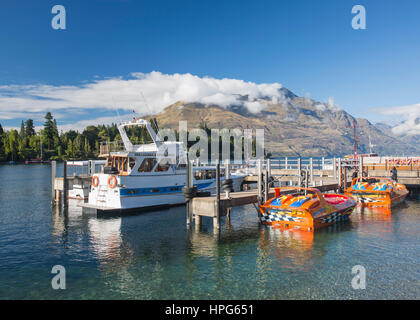 Queenstown, Otago, Nuova Zelanda. Barche ormeggiate in Queenstown Bay, il lago Wakatipu, cloud su Cecil picco. Foto Stock