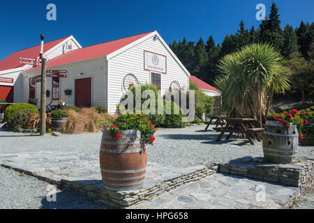 Queenstown, Otago, Nuova Zelanda. Gli edifici colorati e area picnic a Walter picchi elevati di Country Farm, Lago Wakatipu. Foto Stock