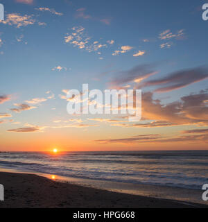 Okarito, Westland Tai Poutini National Park, West Coast, Nuova Zelanda. Colorato tramonto sul Mare di Tasman. Foto Stock