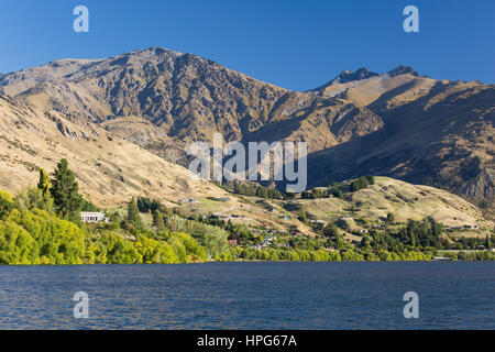 Arrowtown, Otago, Nuova Zelanda. Panorama del Lago di Hayes per Ben Cruachan e il Remarkables, a doppio cono percettibile. Foto Stock