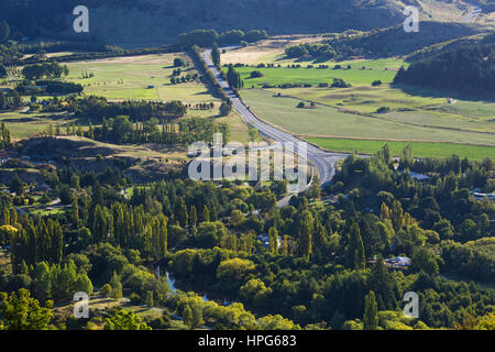 Arrowtown, Otago, Nuova Zelanda. Vista sulla Kawarau Valley e sull'autostrada statale 6 dalla Crown Range Road sopra Arrow Junction. Foto Stock