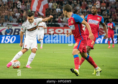 9 agosto 2015: Sandu Gabriel Matei #10 della dinamo Bucarest in azione durante la Liga io gioco tra FC Steaua Bucharest ROU vs FC Dinamo Bucharest ROU a livello nazionale stadio Arena, Romania ROU. Foto: Cronos/Catalin Soare Foto Stock