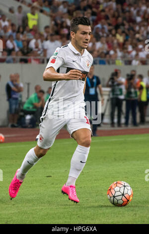 9 agosto 2015: Sandu Gabriel Matei #10 della dinamo Bucarest in azione durante la Liga io gioco tra FC Steaua Bucharest ROU vs FC Dinamo Bucharest ROU a livello nazionale stadio Arena, Romania ROU. Foto: Cronos/Catalin Soare Foto Stock