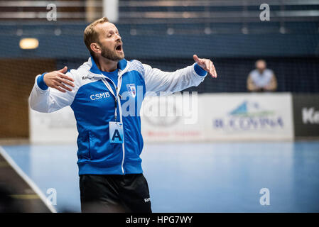 Ottobre 11, 2015: Zvonko Sundovski l'allenatore principale del CSM Bucarest in azione durante il European Handball Federation (EHF) Tazza di uomini qualifiche del round 2 gioco tra il CSM Bucarest (ROU) vs Bregenz Handball (AUT) presso la sala polivalente di Bucarest, Romania ROU. Foto: Cronos/Catalin Soare Foto Stock