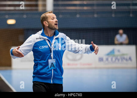 Ottobre 11, 2015: Zvonko Sundovski l'allenatore principale del CSM Bucarest in azione durante il European Handball Federation (EHF) Tazza di uomini qualifiche del round 2 gioco tra il CSM Bucarest (ROU) vs Bregenz Handball (AUT) presso la sala polivalente di Bucarest, Romania ROU. Foto: Cronos/Catalin Soare Foto Stock