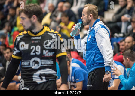 Ottobre 11, 2015: Zvonko Sundovski l'allenatore principale del CSM Bucarest in azione durante il European Handball Federation (EHF) Tazza di uomini qualifiche del round 2 gioco tra il CSM Bucarest (ROU) vs Bregenz Handball (AUT) presso la sala polivalente di Bucarest, Romania ROU. Foto: Cronos/Catalin Soare Foto Stock