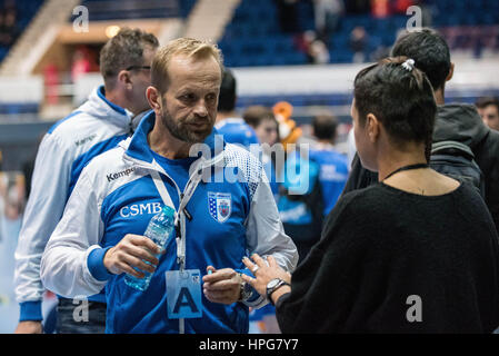 Ottobre 11, 2015: Zvonko Sundovski l'allenatore principale del CSM Bucarest alla fine della pallamano europea Federazione (EHF) Tazza di uomini qualifiche del round 2 gioco tra il CSM Bucarest (ROU) vs Bregenz Handball (AUT) presso la sala polivalente di Bucarest, Romania ROU. Foto: Cronos/Catalin Soare Foto Stock