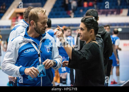 Ottobre 11, 2015: Zvonko Sundovski l'allenatore principale del CSM Bucarest alla fine della pallamano europea Federazione (EHF) Tazza di uomini qualifiche del round 2 gioco tra il CSM Bucarest (ROU) vs Bregenz Handball (AUT) presso la sala polivalente di Bucarest, Romania ROU. Foto: Cronos/Catalin Soare Foto Stock