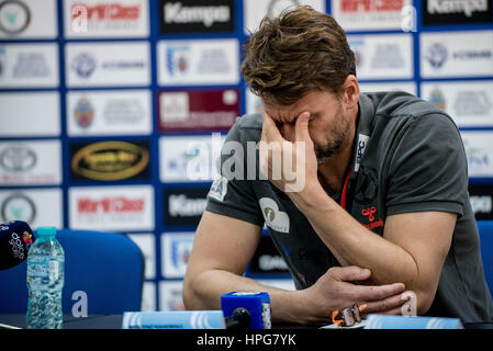 Ottobre 11, 2015: Robert Hedin il coach di Bregenz Basketball presso la conferenza stampa al termine della parte europea della Federazione di pallamano (EHF) Tazza di uomini qualifiche del round 2 gioco tra il CSM Bucarest (ROU) vs Bregenz Handball (AUT) presso la sala polivalente di Bucarest, Romania ROU. Foto: Cronos/Catalin Soare Foto Stock