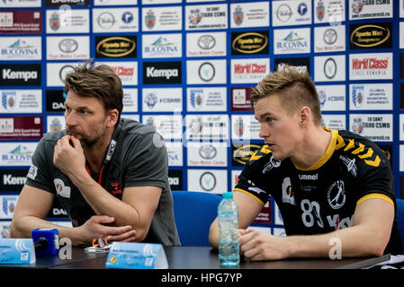 Ottobre 11, 2015: Robert Hedin il coach di pallacanestro di Bregenz e giacciono Hansen #89 di Bregenz Basketball presso la conferenza stampa al termine della parte europea della Federazione di pallamano (EHF) Tazza di uomini qualifiche del round 2 gioco tra il CSM Bucarest (ROU) vs Bregenz Handball (AUT) presso la sala polivalente di Bucarest, Romania ROU. Foto: Cronos/Catalin Soare Foto Stock