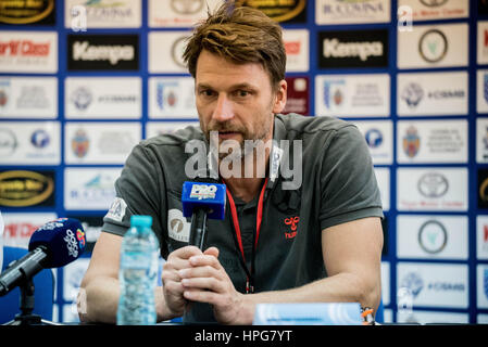 Ottobre 11, 2015: Robert Hedin il coach di Bregenz Basketball presso la conferenza stampa al termine della parte europea della Federazione di pallamano (EHF) Tazza di uomini qualifiche del round 2 gioco tra il CSM Bucarest (ROU) vs Bregenz Handball (AUT) presso la sala polivalente di Bucarest, Romania ROU. Foto: Cronos/Catalin Soare Foto Stock