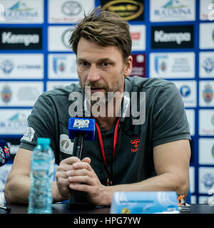 Ottobre 11, 2015: Robert Hedin il coach di Bregenz Basketball presso la conferenza stampa al termine della parte europea della Federazione di pallamano (EHF) Tazza di uomini qualifiche del round 2 gioco tra il CSM Bucarest (ROU) vs Bregenz Handball (AUT) presso la sala polivalente di Bucarest, Romania ROU. Foto: Cronos/Catalin Soare Foto Stock