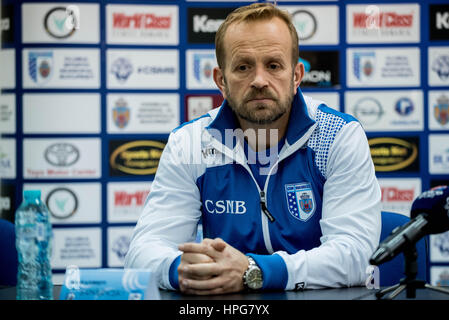 Ottobre 11, 2015: Zvonko Sundovski l'allenatore principale del CSM Bucharest alla conferenza stampa dopo la pallamano europea Federazione (EHF) Tazza di uomini qualifiche del round 2 gioco tra il CSM Bucarest (ROU) vs Bregenz Handball (AUT) presso la sala polivalente di Bucarest, Romania ROU. Foto: Cronos/Catalin Soare Foto Stock