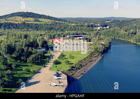 Solina Dam dal lago Solina (Polacco: Jezioro Solińskie) lago artificiale nei monti Bieszczady con acqua impianto di alimentazione Foto Stock