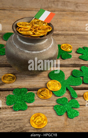 San Patrizio giorno pot di cioccolato monete d oro con bandiera irlandese e trifogli sul tavolo di legno Foto Stock